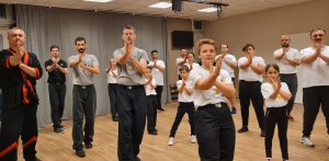 Wing Tsun Kung Fu edzés Újbudán a Monázsban a földszinti teremben formaruhába öltözött kungfusokkal