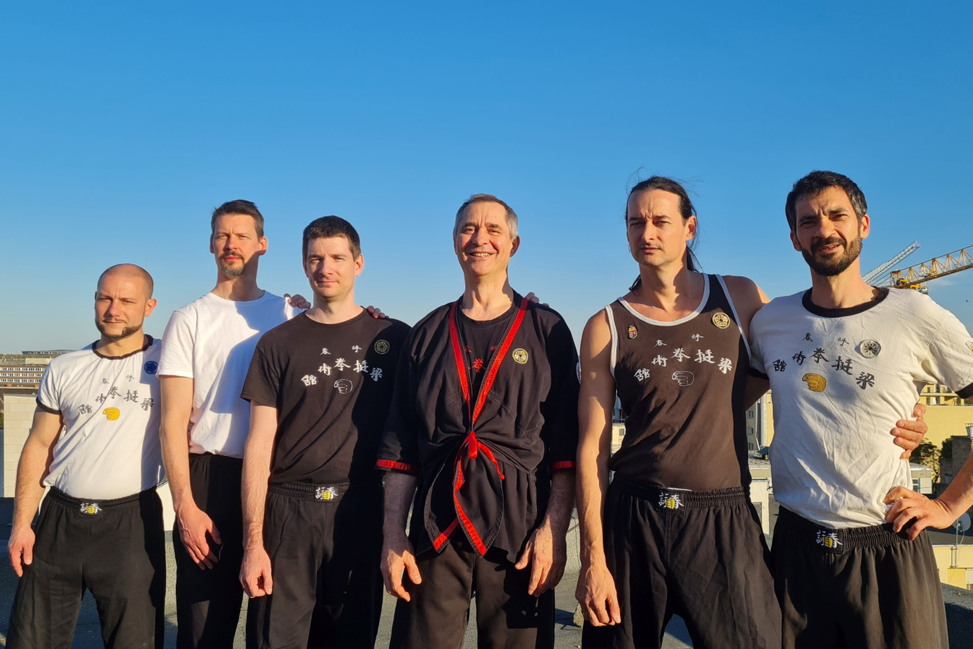 Újbudai Wing Tsun Kung Fu Klub csapata edzése egy Budapesti toronyház tetején formaruhában