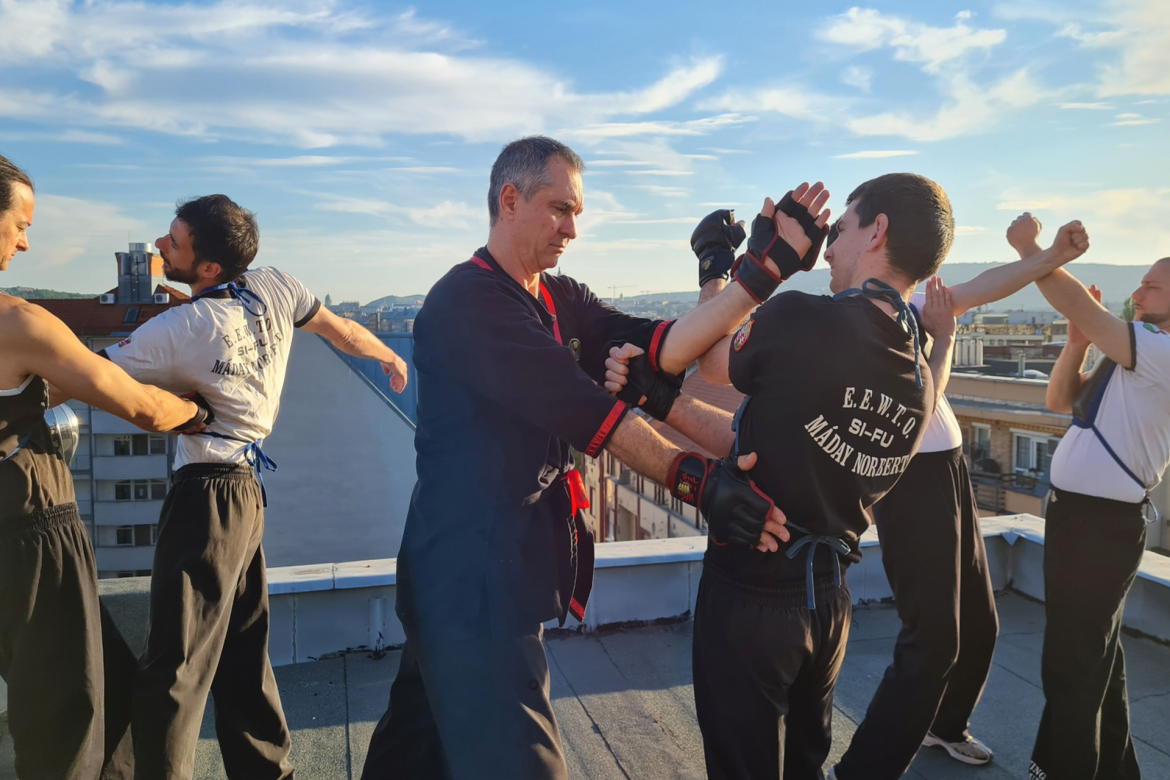 Újbudai Wing Tsun Kung Fu Klub edzése egy Budapesti toronyház tetején ütések tenyeresek