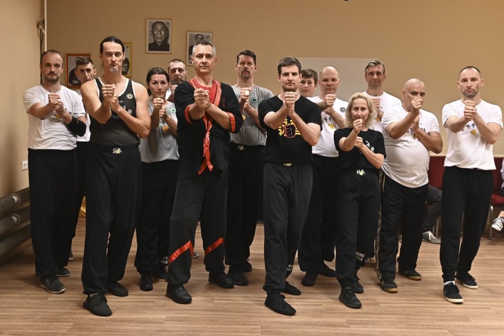 Wing Tsun Kung Fu Újbuda KLub tagjai az edzés után a Montázsban lévő edzőteremben formaruhában