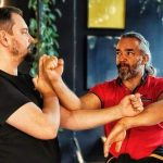 Kungfu mesterek Varsóban egy kávézóban gyakrolnak